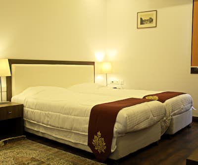 https://imgcld.yatra.com/ytimages/image/upload/t_hotel_yatra_city_desktop/v1516515302/Hotel/New Delhi/00098647/bedroom3_6iXNeo.jpg